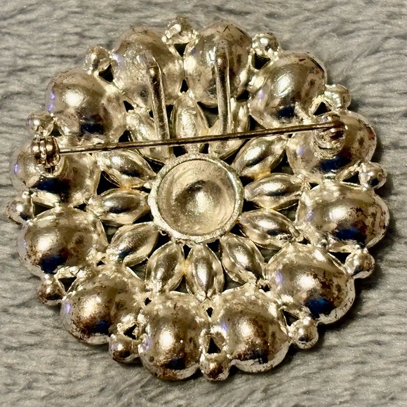 Vintage unsigned beautiful light Green flower Brooch with Rhinestones - Picture 4 of 17